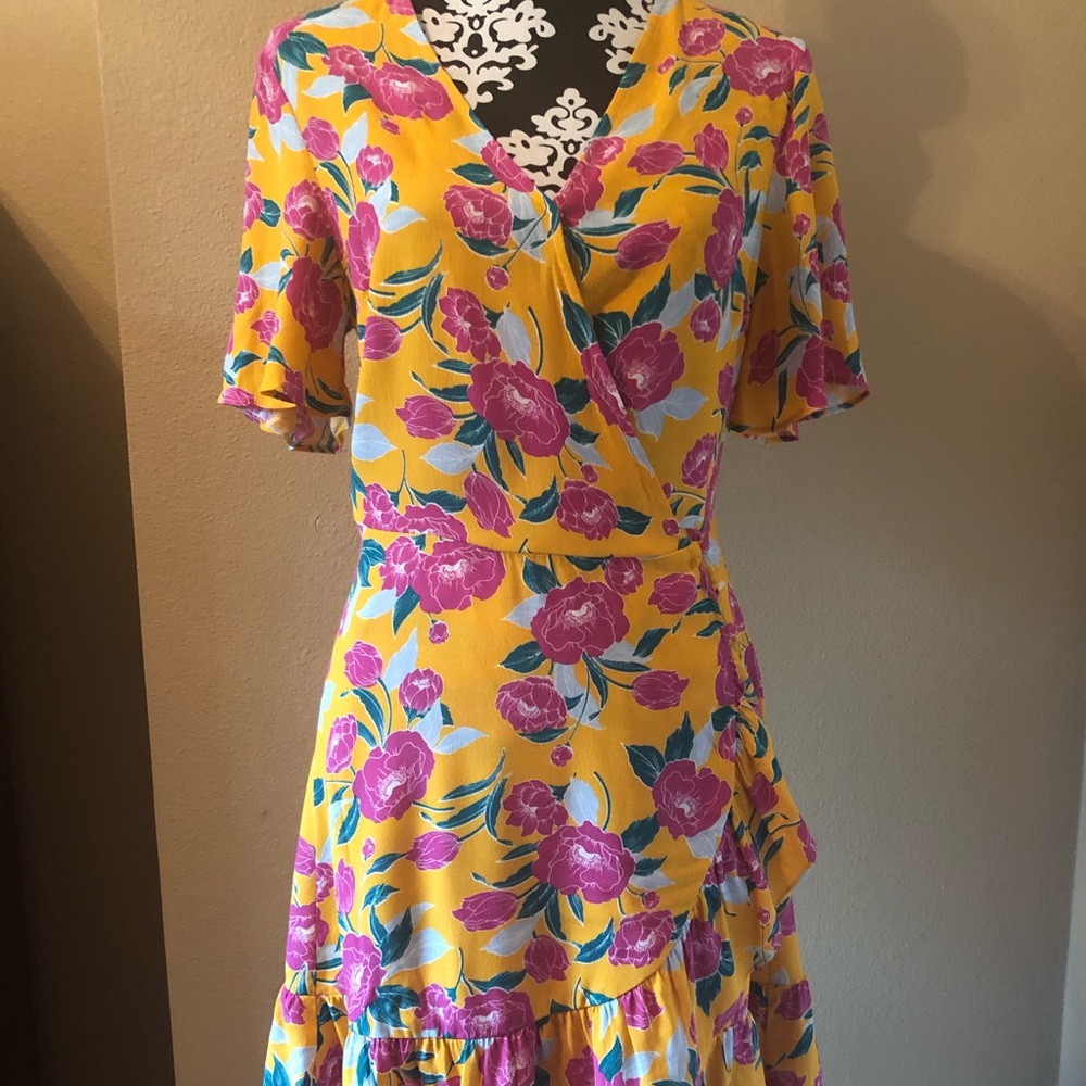 Short sleeve floral wrap dress